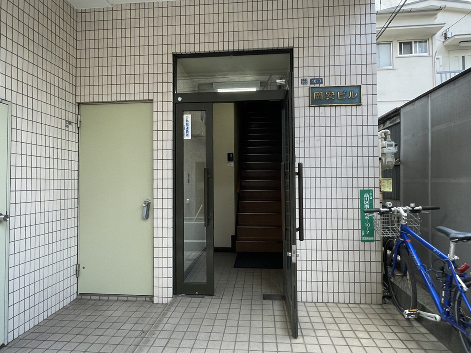 オフィスビル出入口