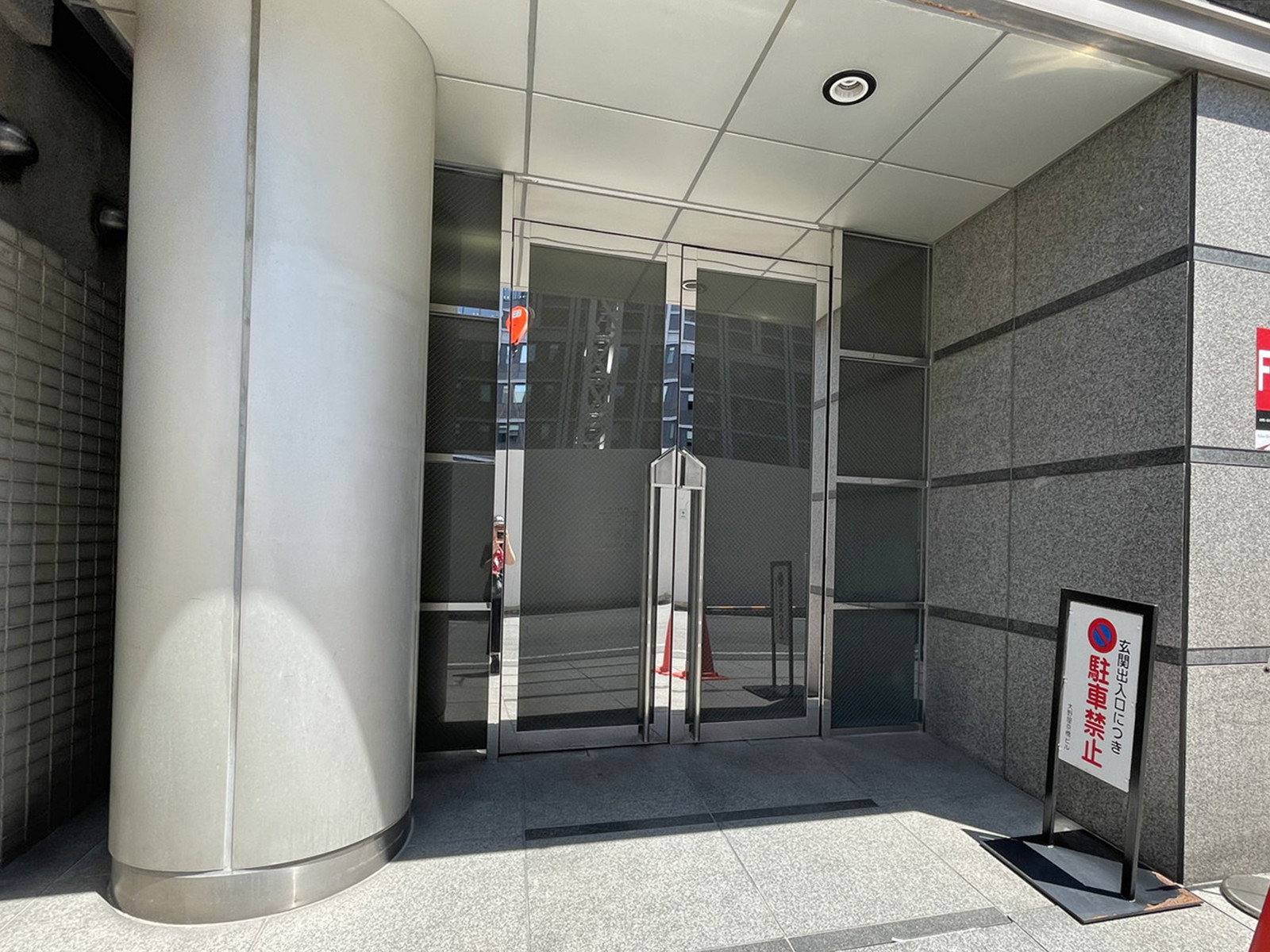 オフィスビル出入口