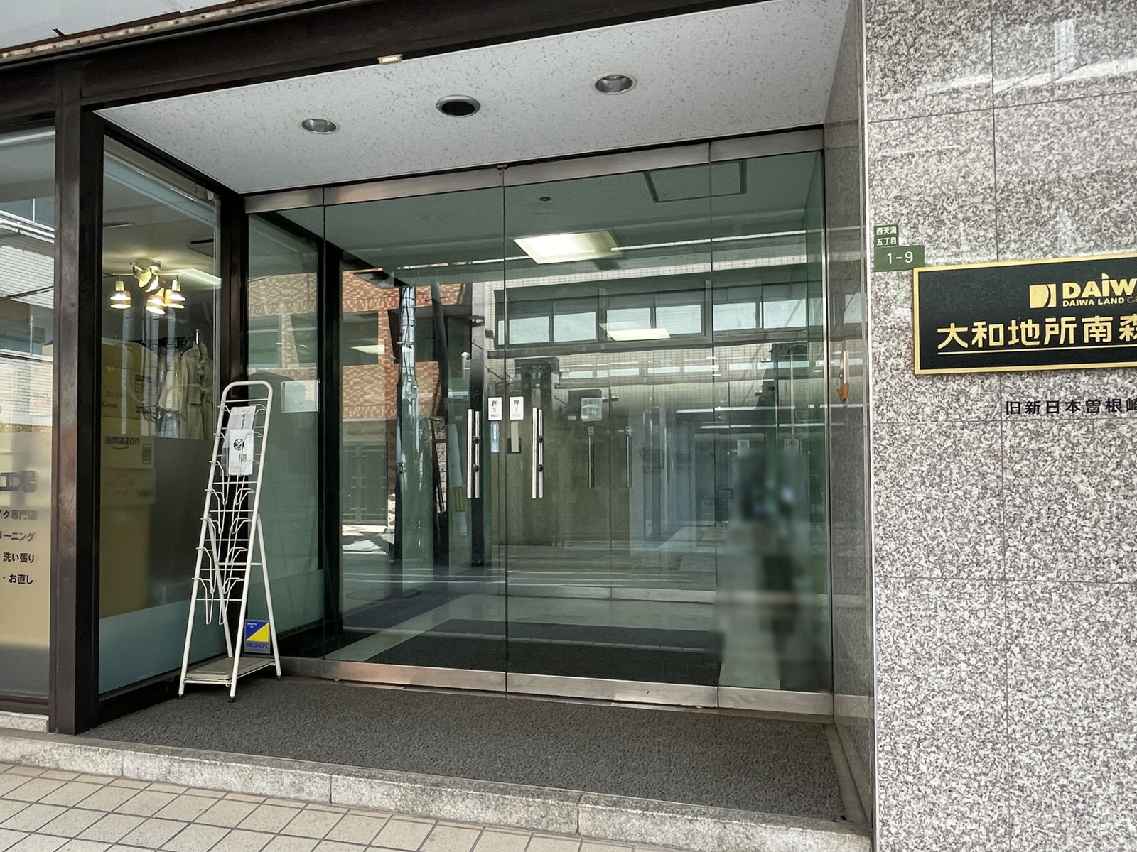オフィスビル出入口