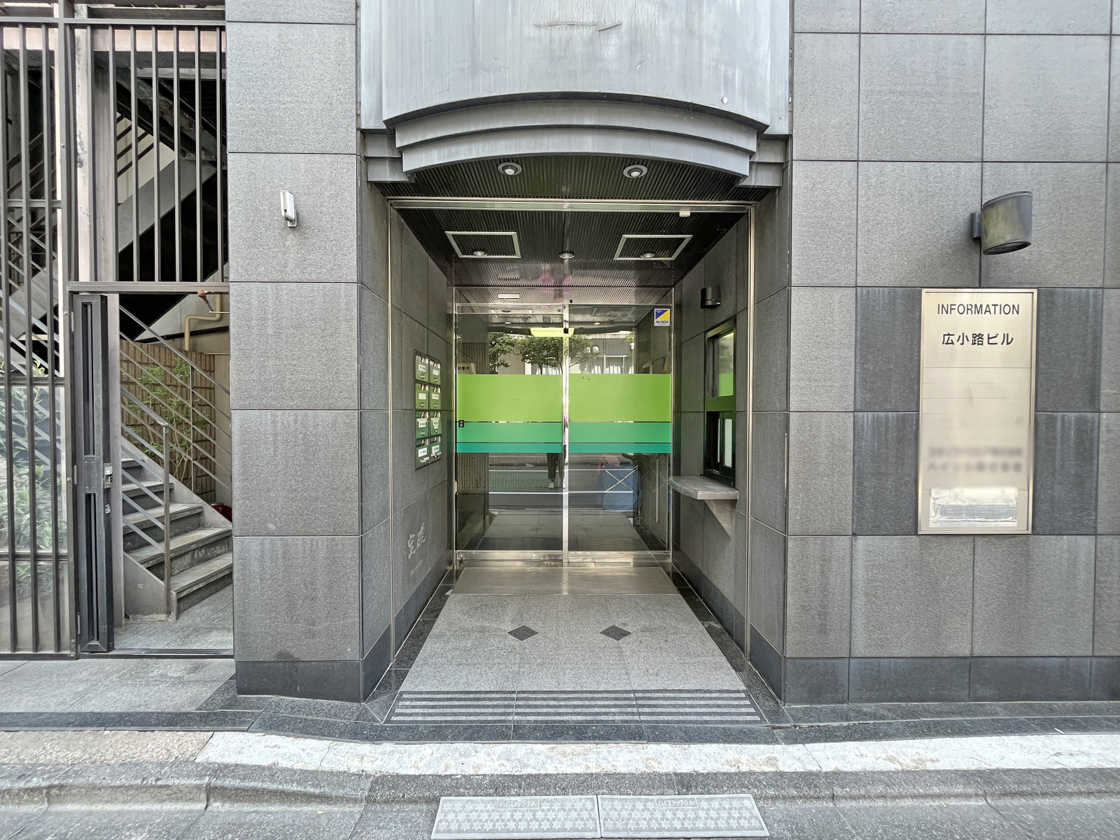 オフィスビル出入口