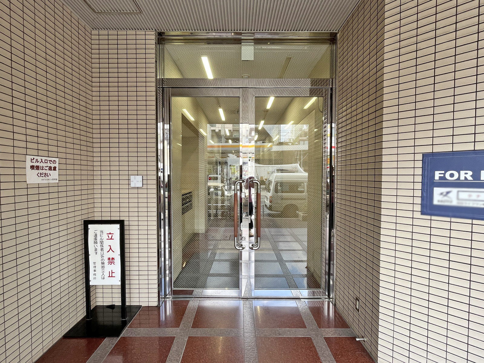 オフィスビル出入り口