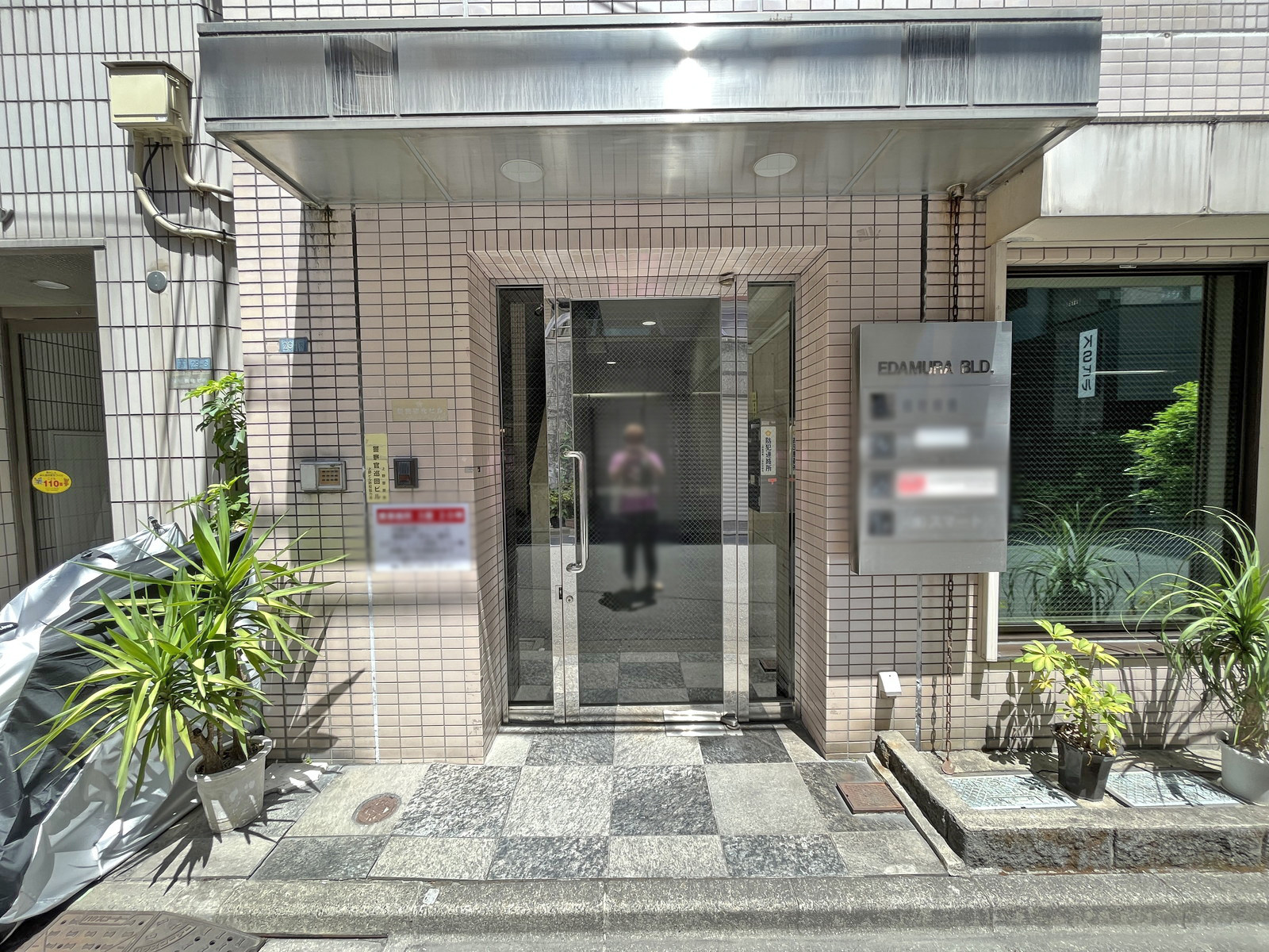 オフィスビル出入口
