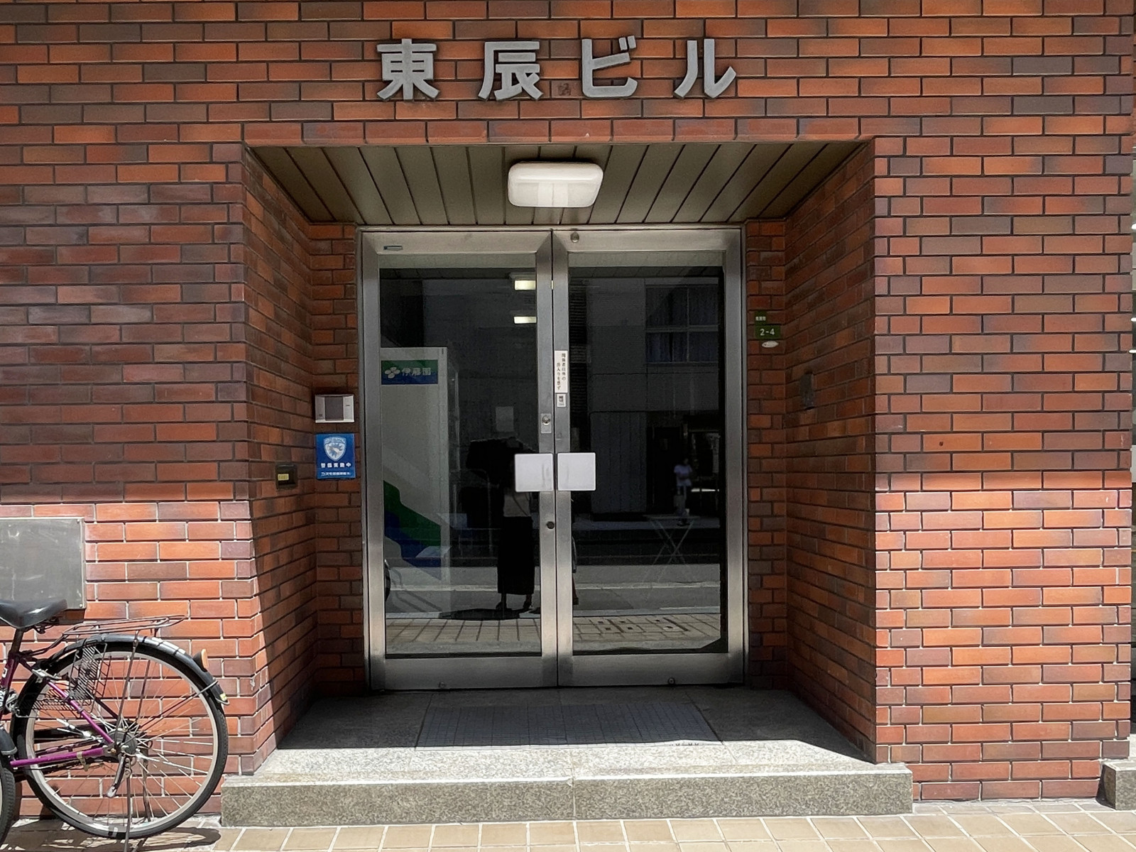 オフィスビル出入口
