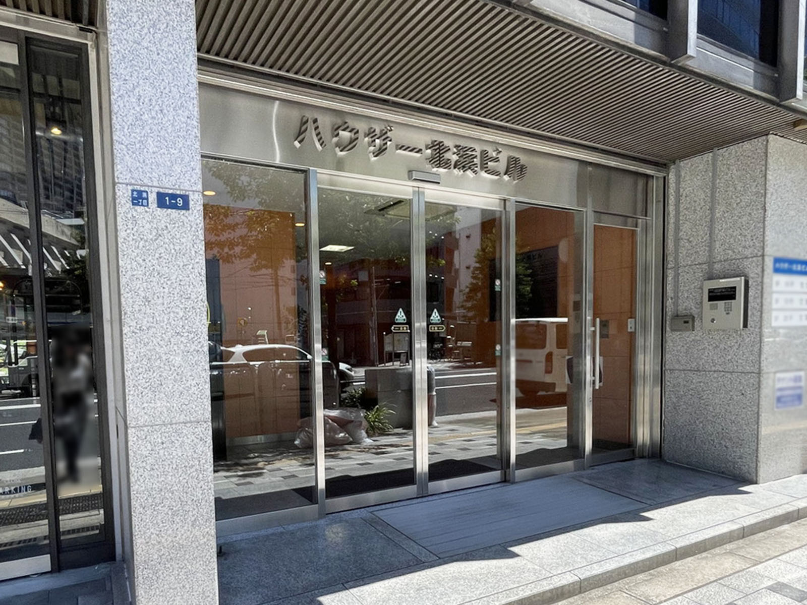 オフィスビル出入口