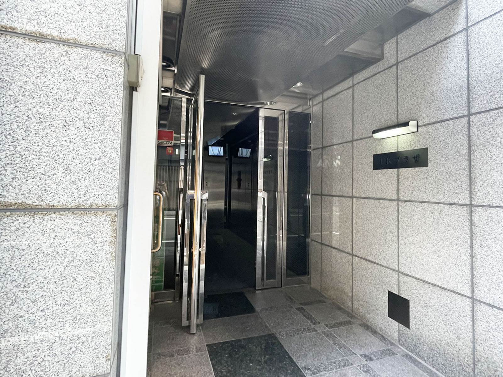 オフィスビル出入口