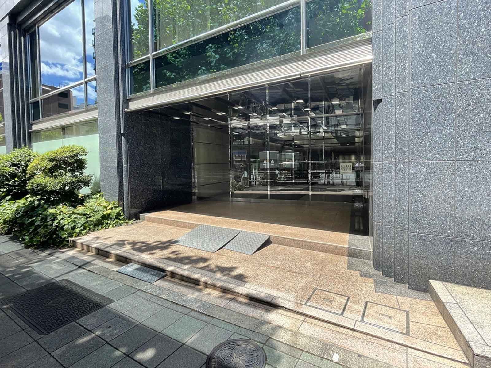オフィスビル出入口