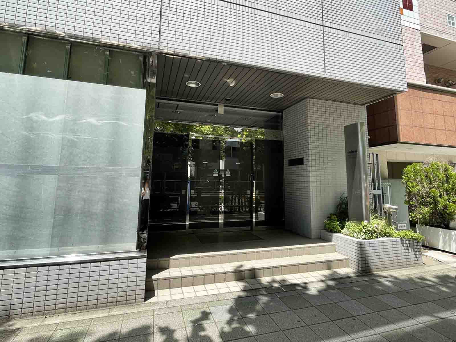 オフィスビル出入口