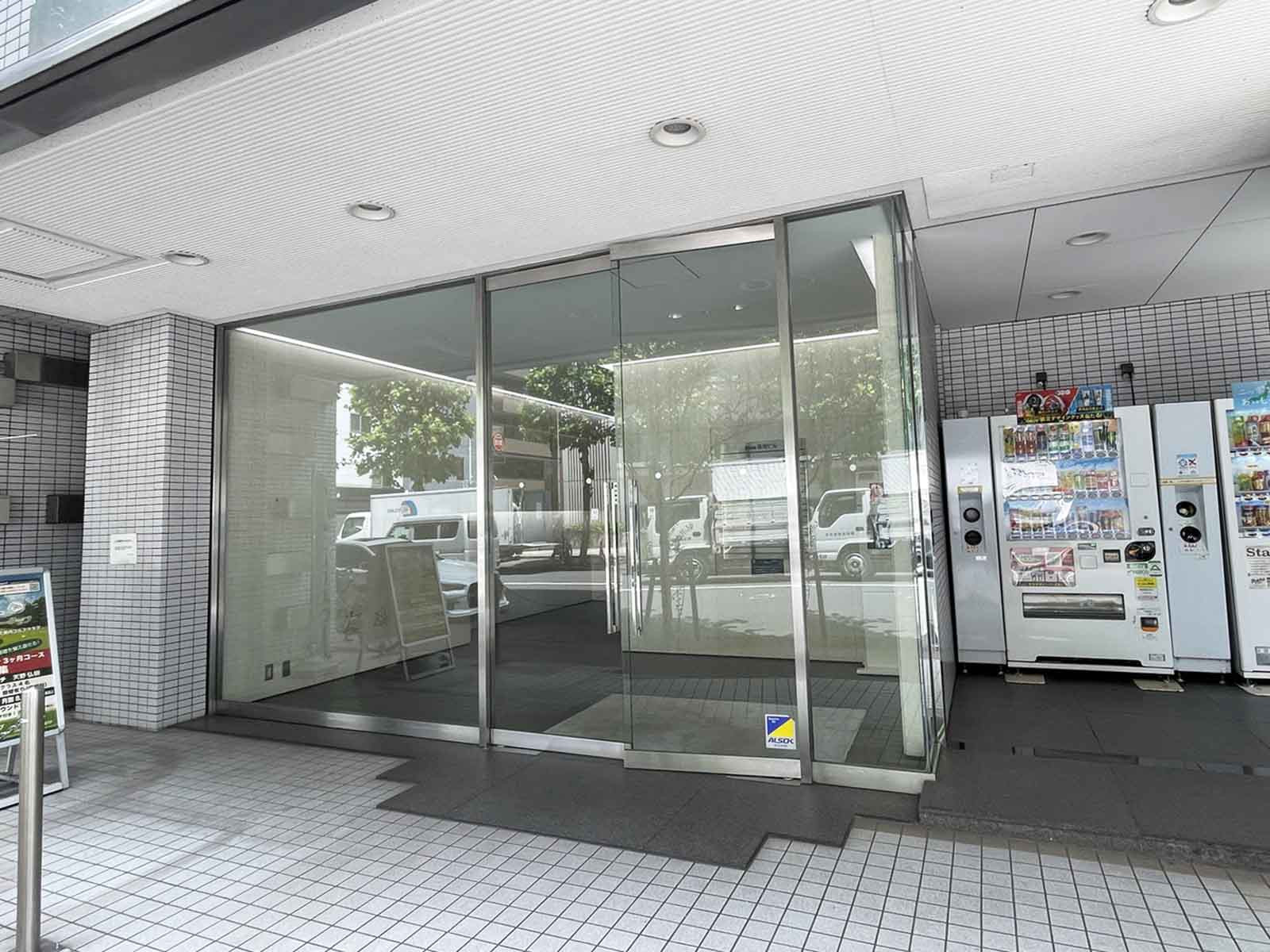 オフィスビル出入口