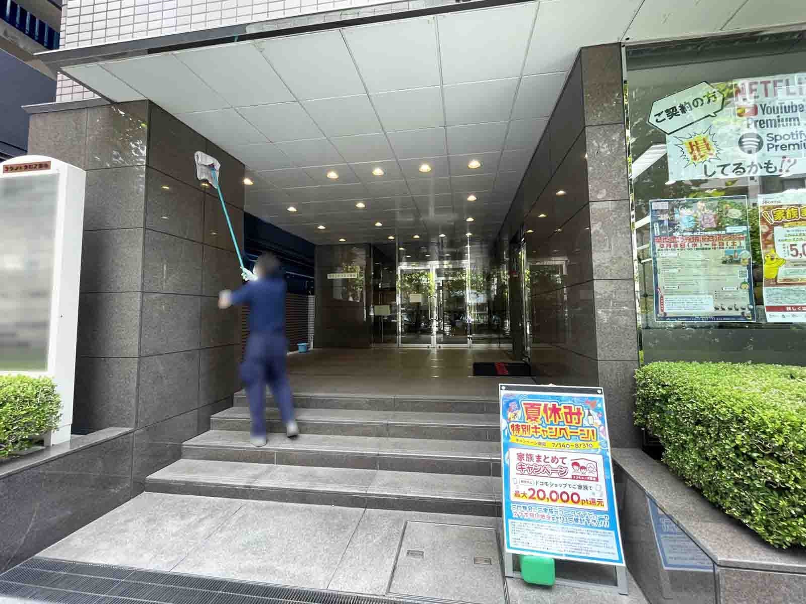 オフィスビル出入口