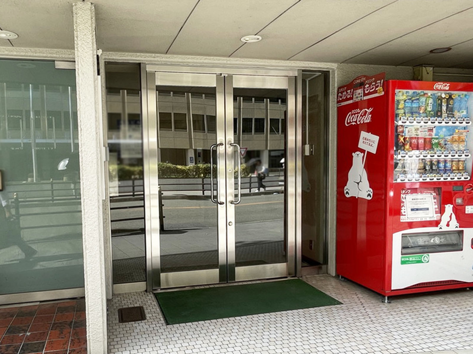 オフィスビル出入口
