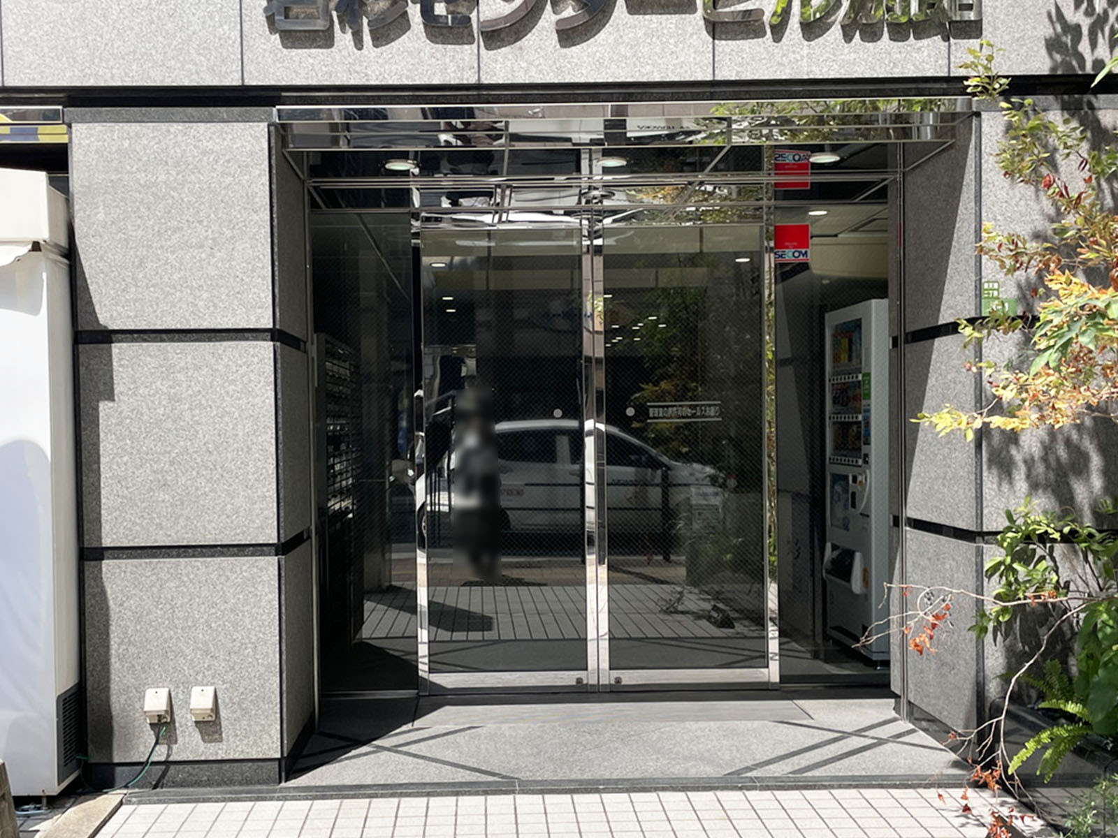 オフィスビル出入口