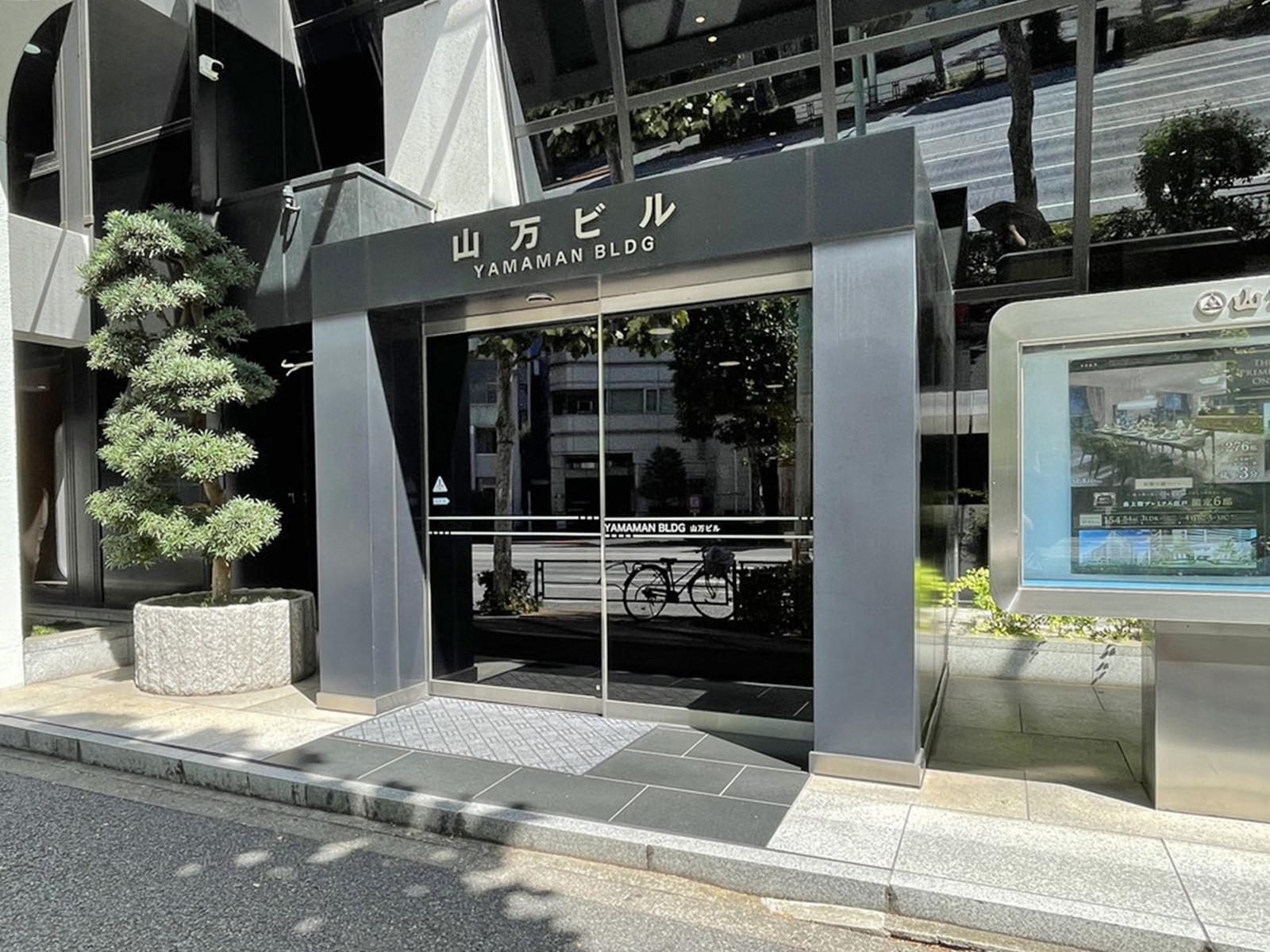 オフィスビル出入口
