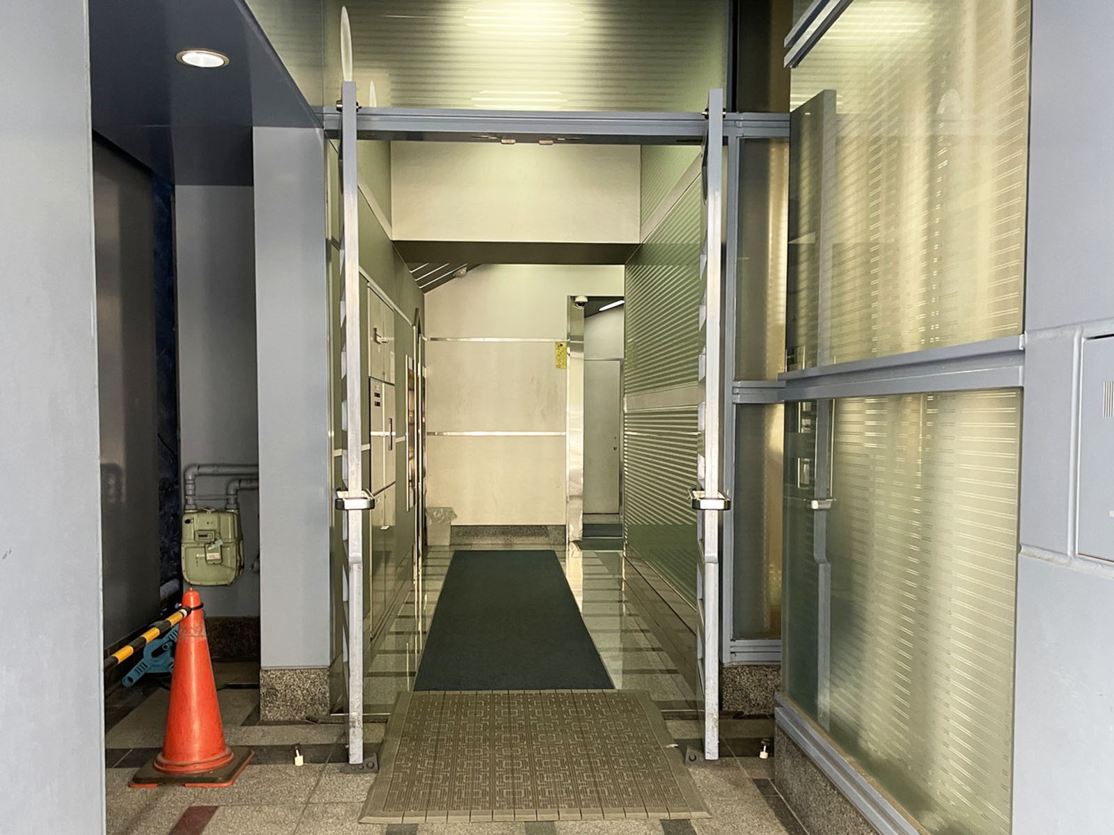オフィスビル出入口