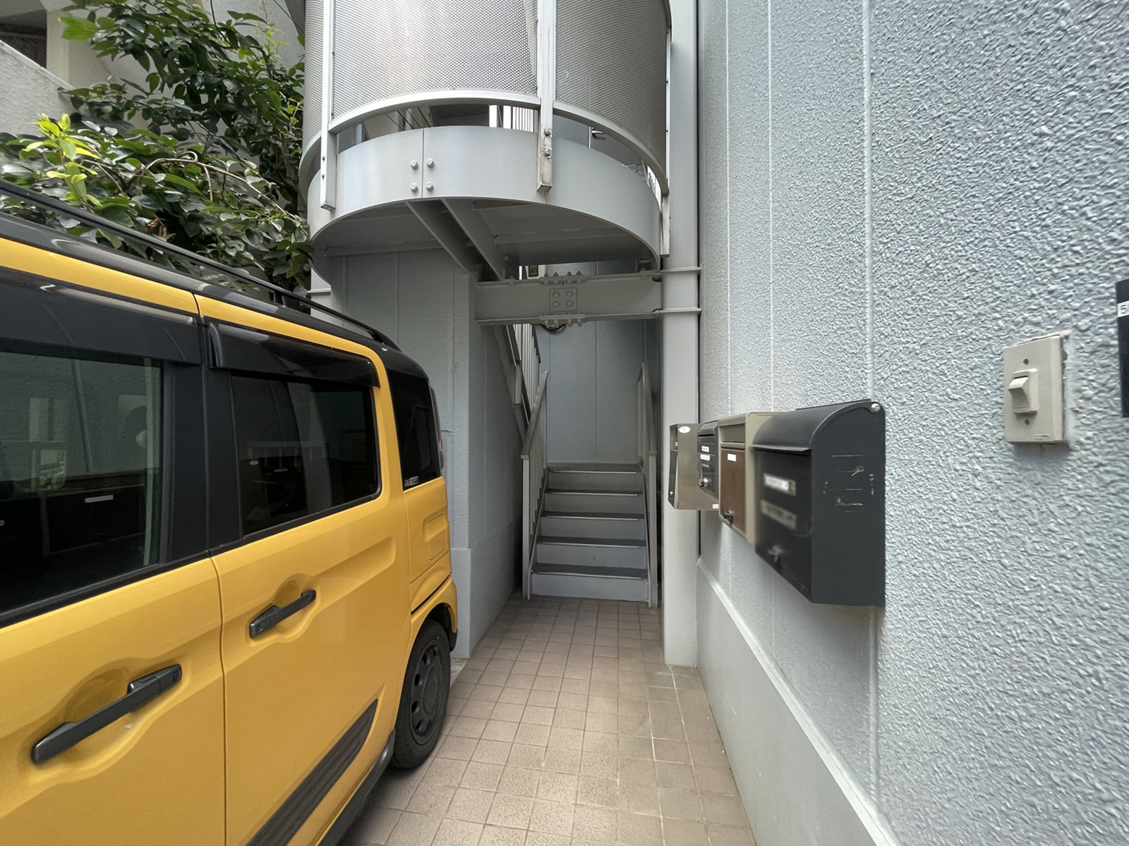オフィスビル出入口