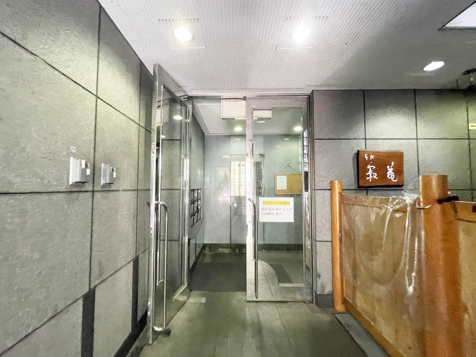 オフィスビル出入口