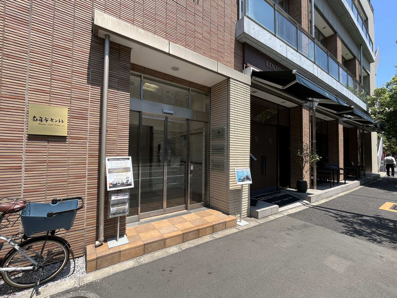 オフィスビル出入口