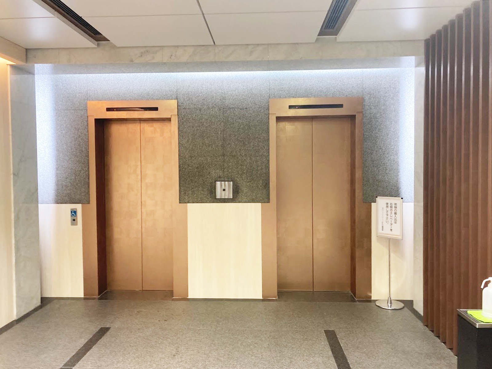 エレベーター(2基)