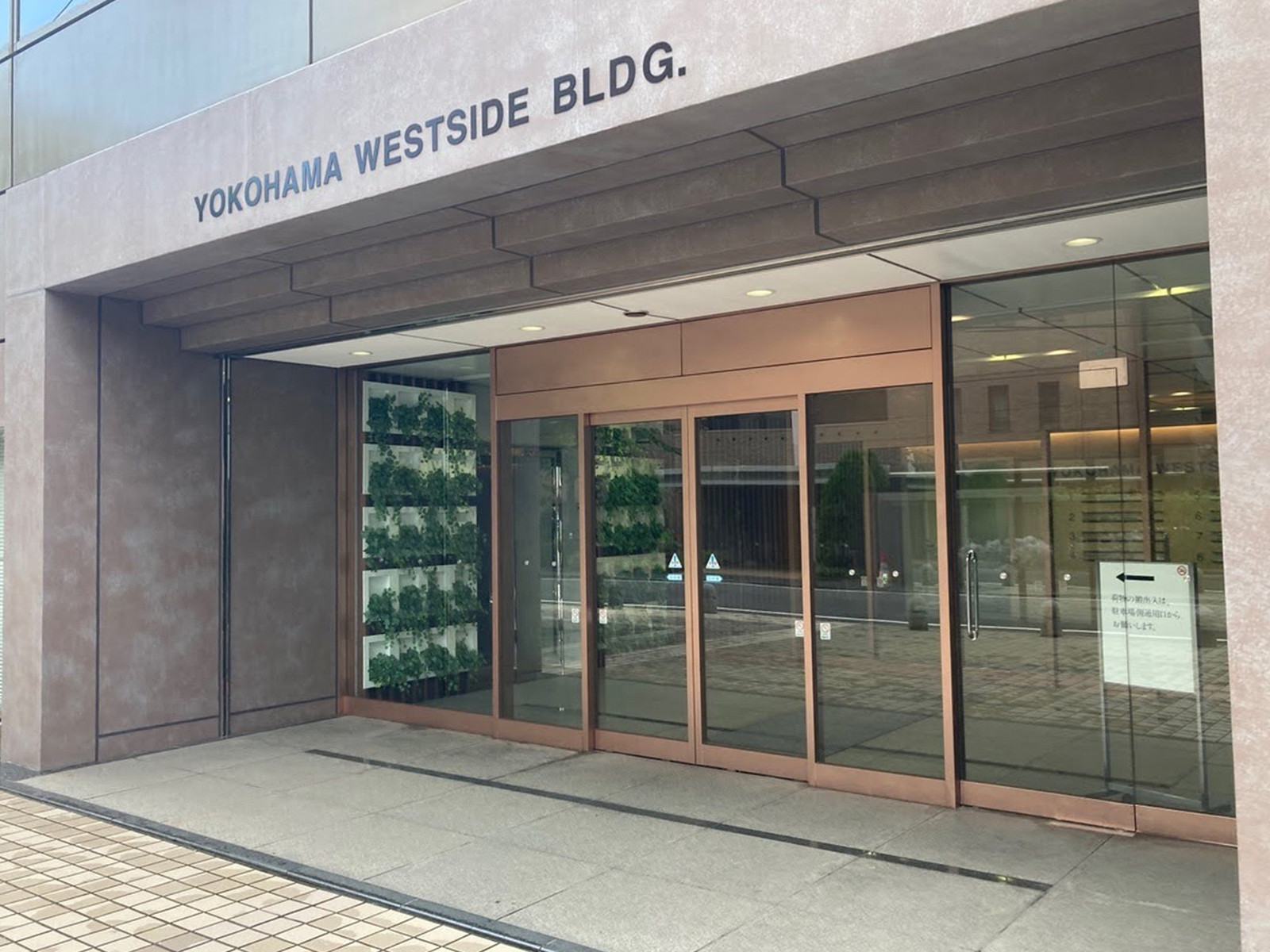 オフィスビル出入口