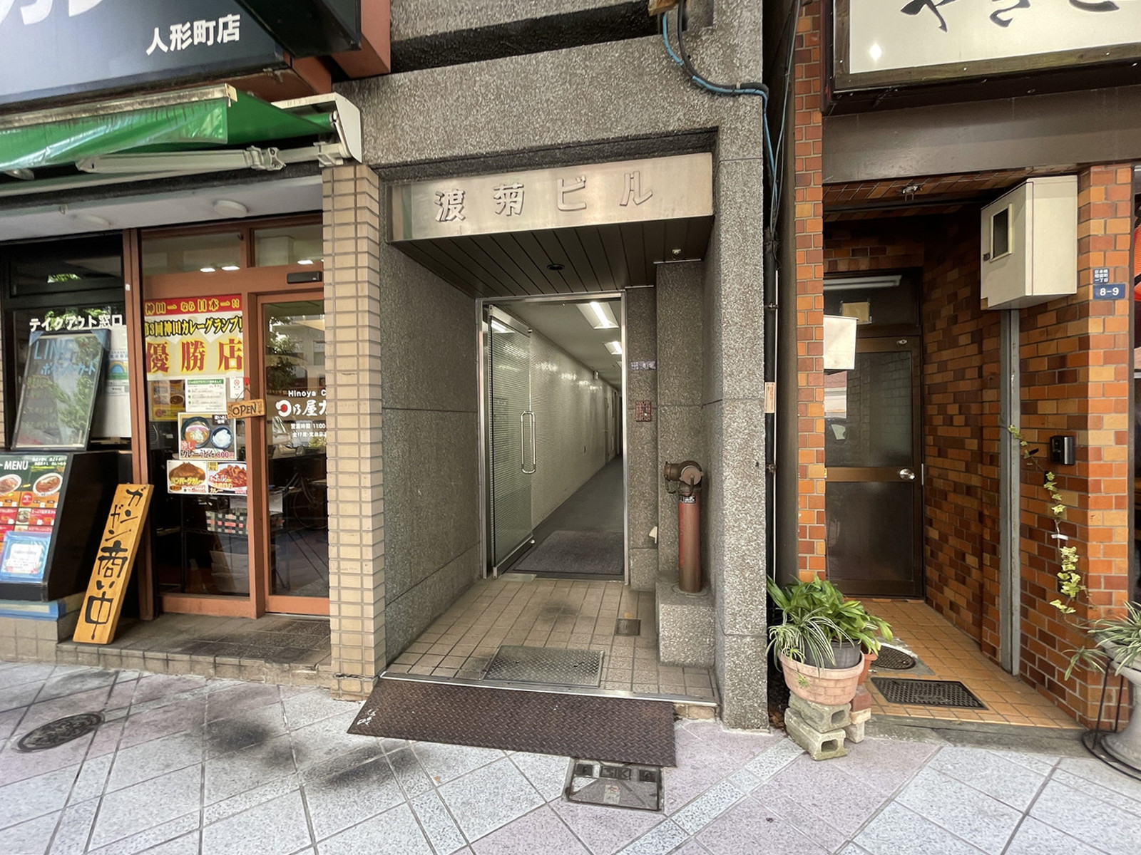オフィスビル出入口