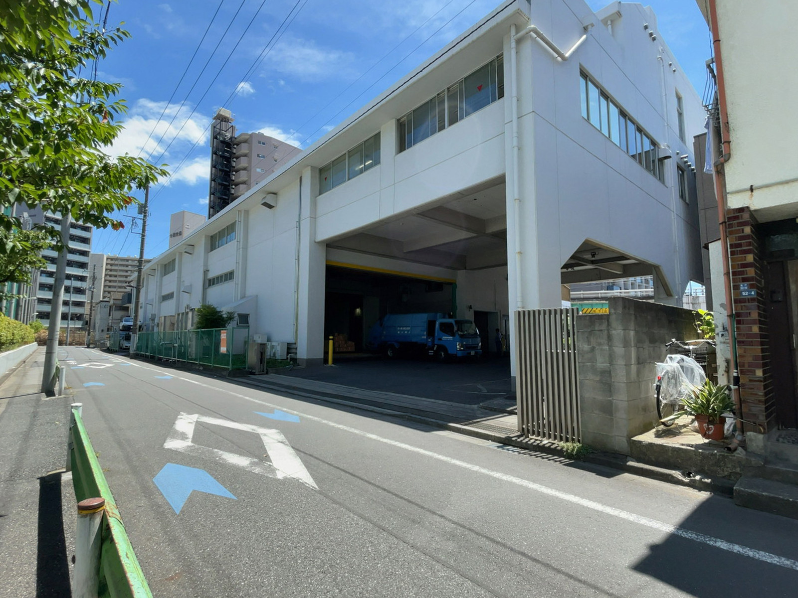 オフィスビル出入口