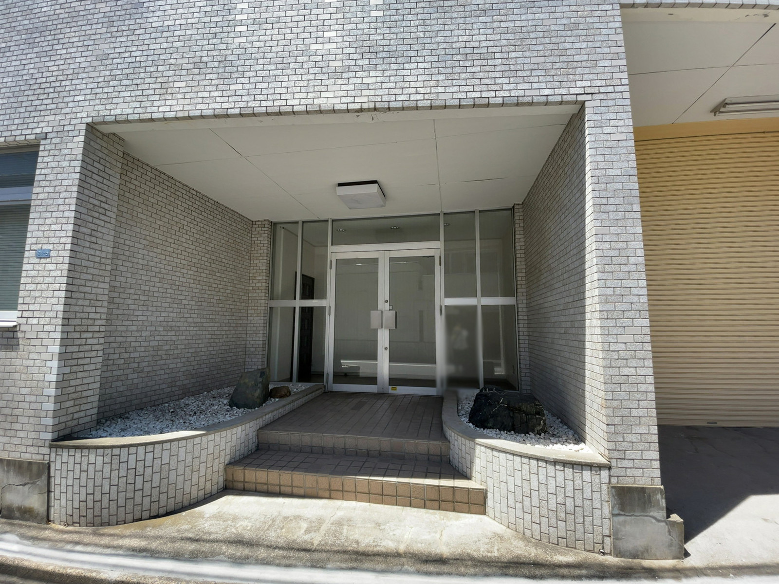 オフィスビル出入口