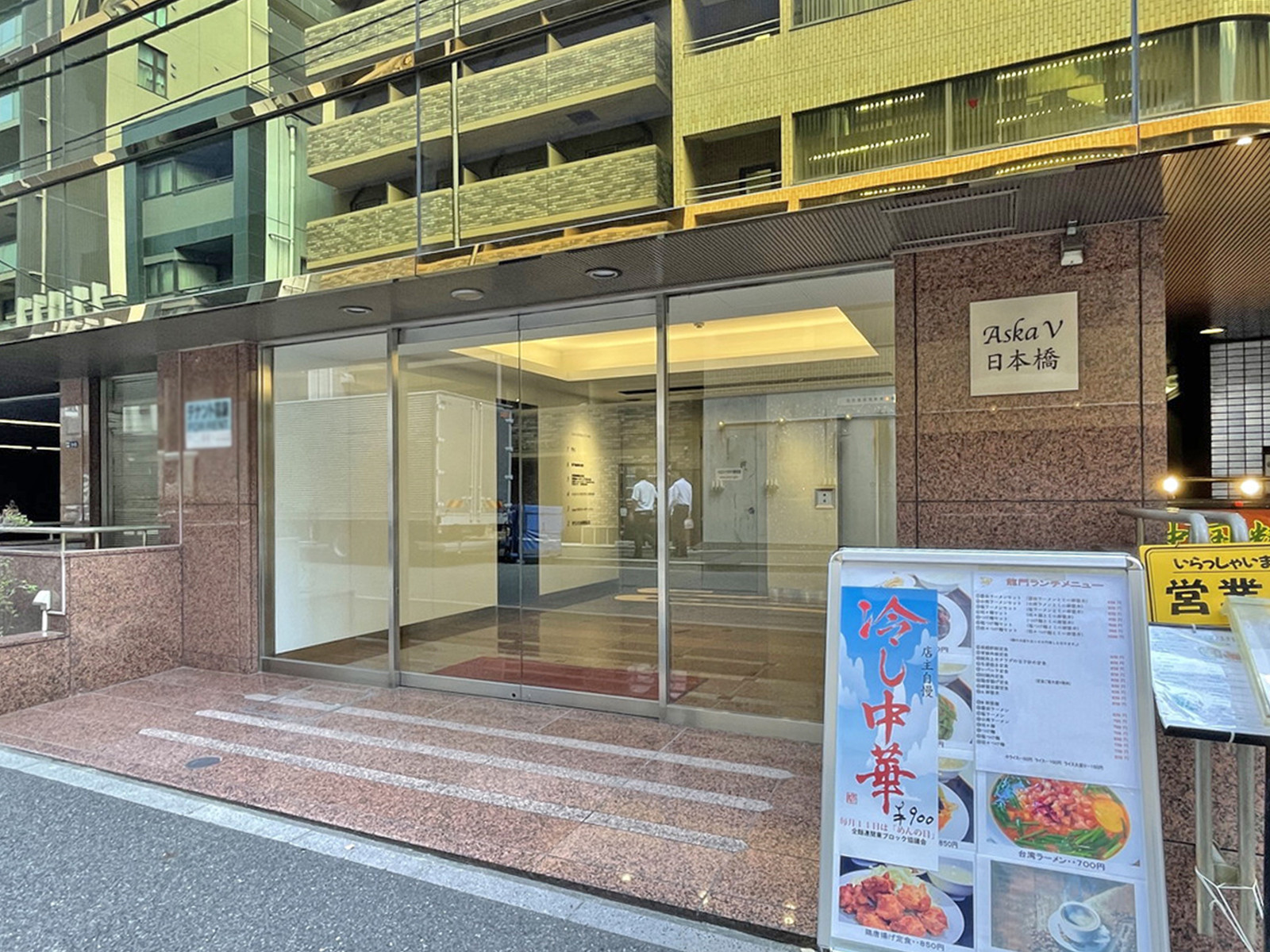 オフィスビル出入口