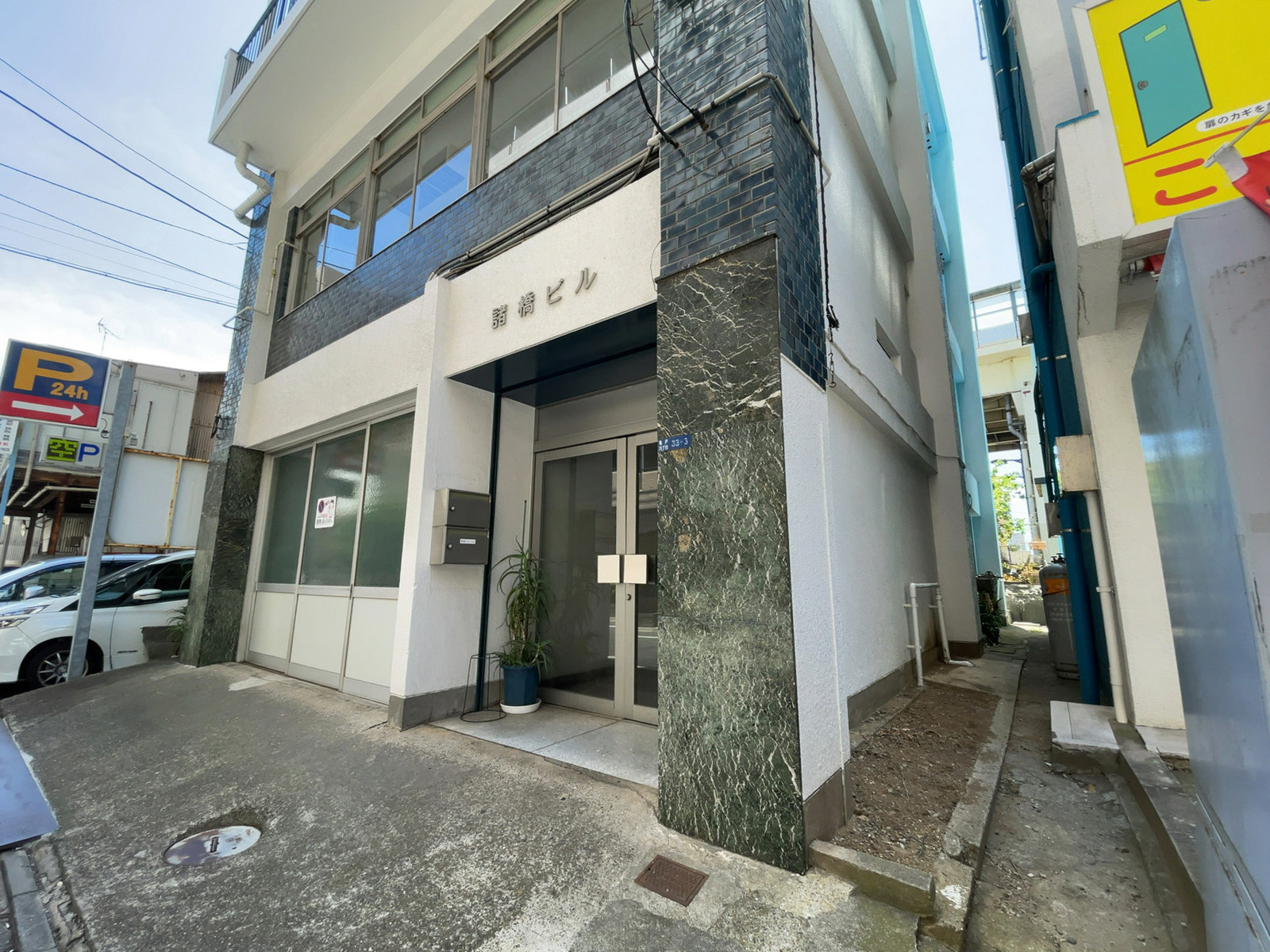 オフィスビル出入口