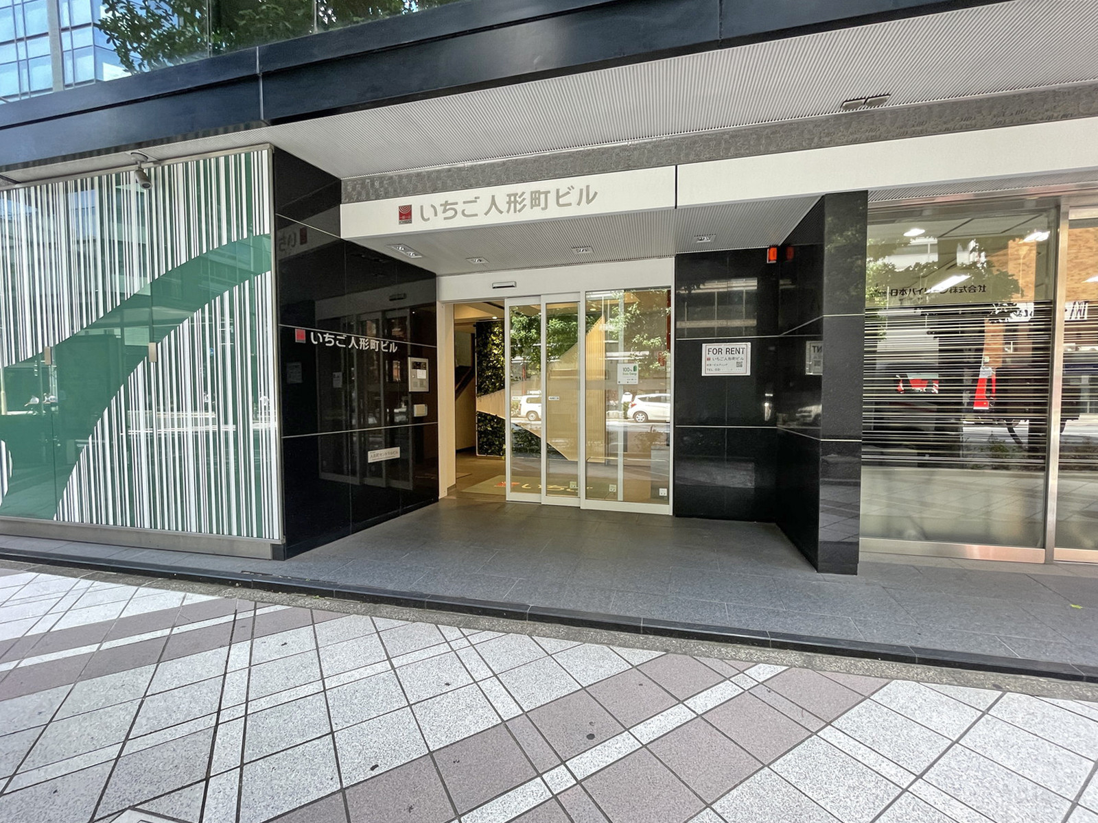 オフィスビル出入口