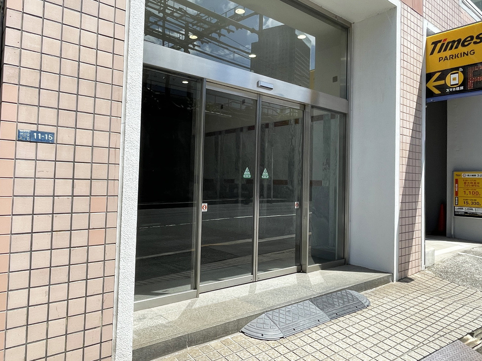 オフィスビル出入口