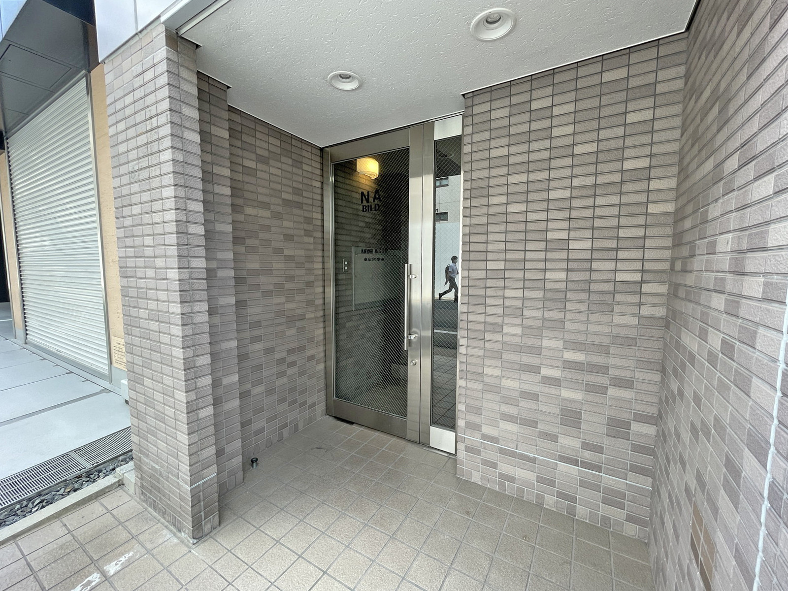 オフィスビル出入口