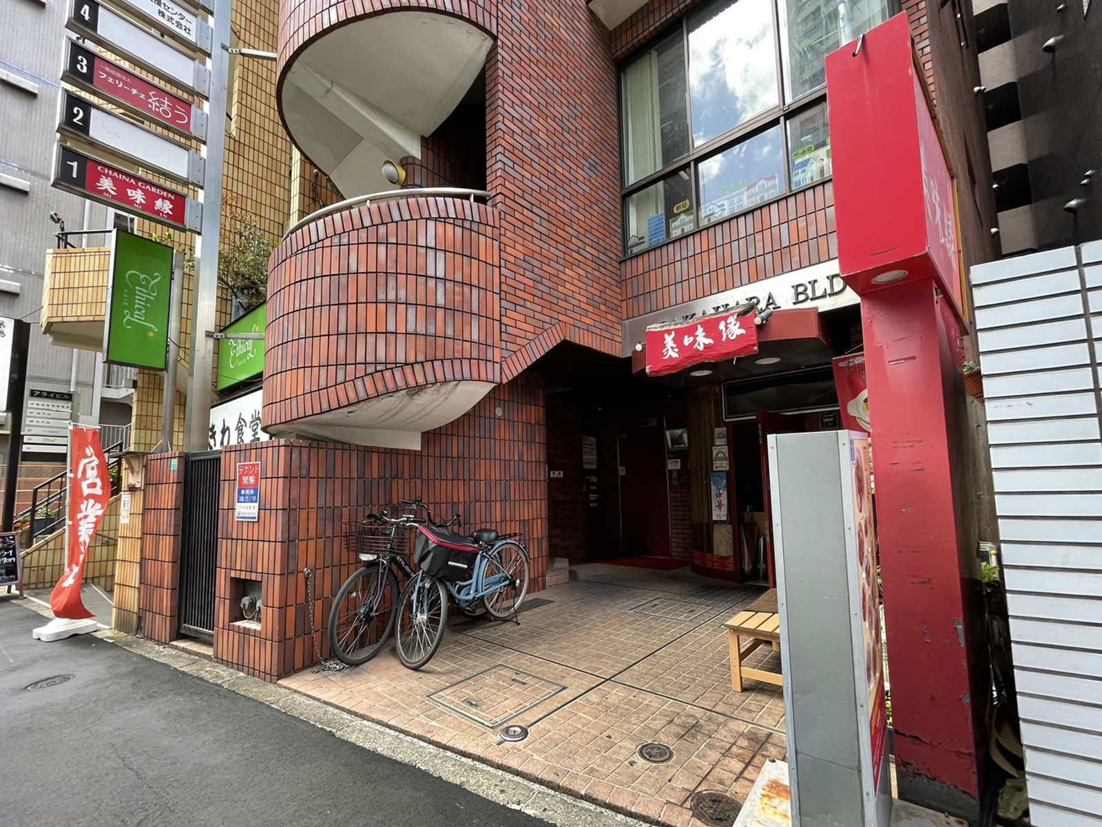 オフィスビル出入口