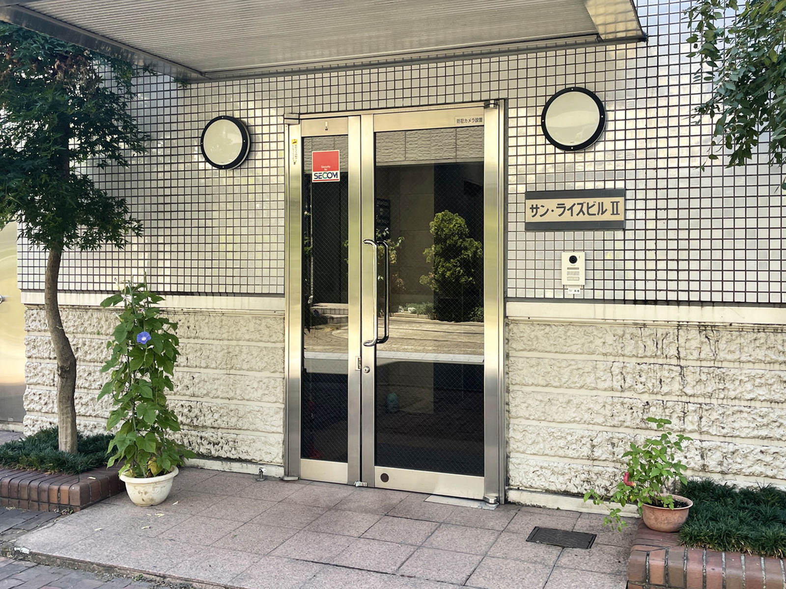 オフィスビル出入口