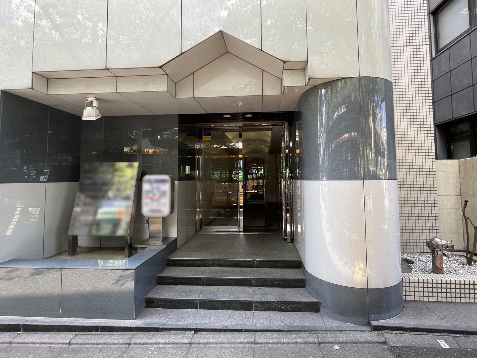 オフィスビル出入口