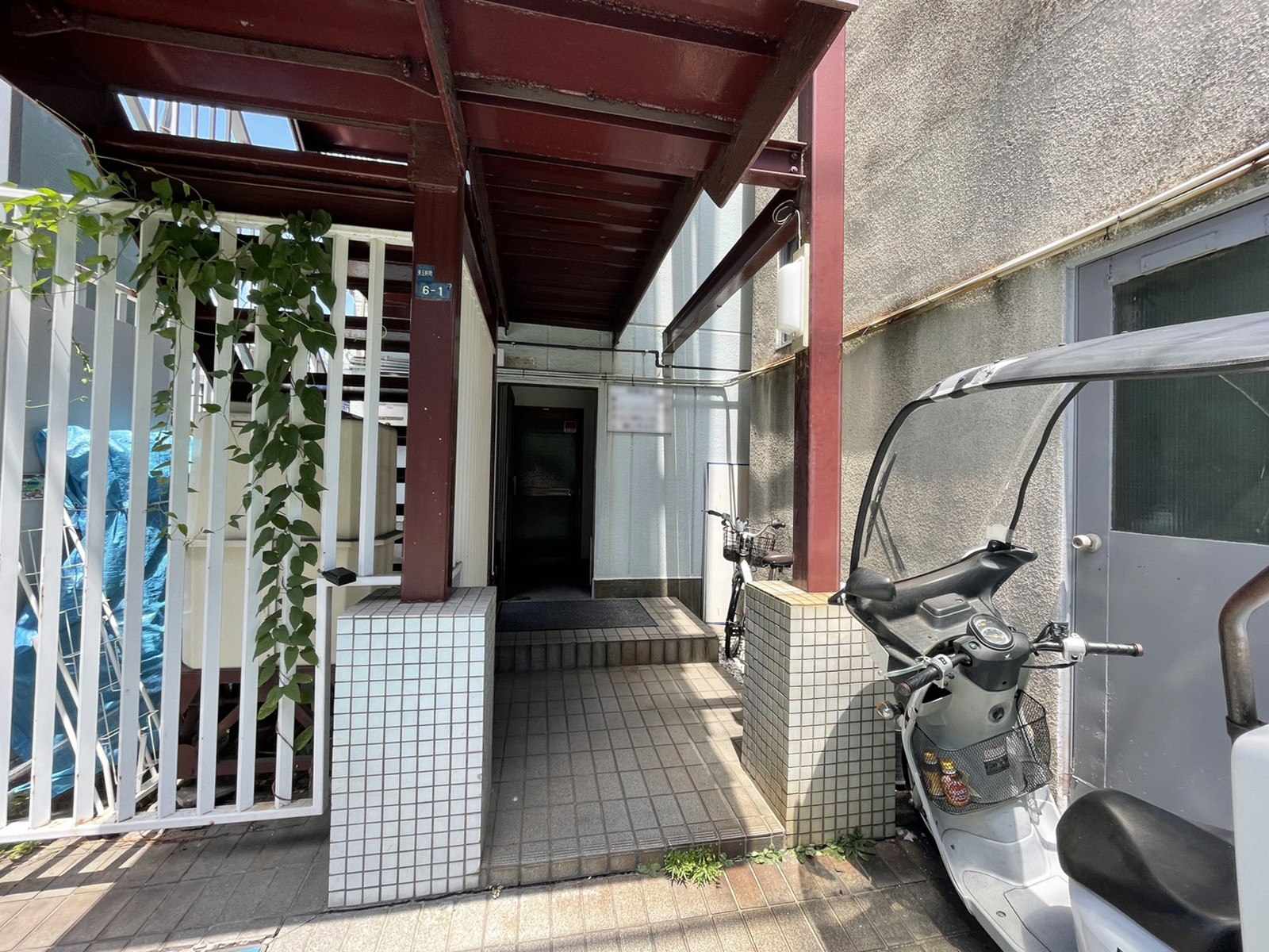 オフィスビル出入口