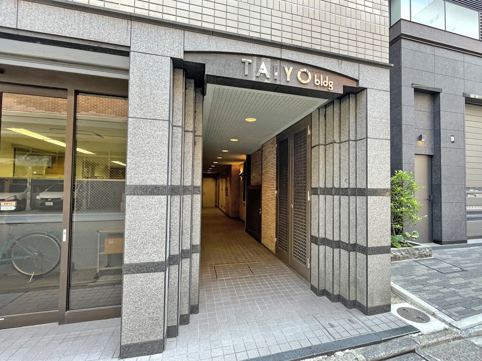 オフィスビル出入口
