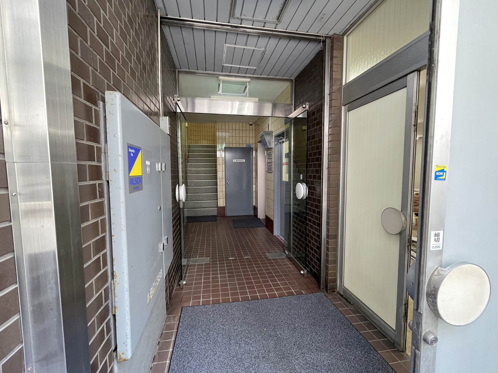 オフィスビル出入口