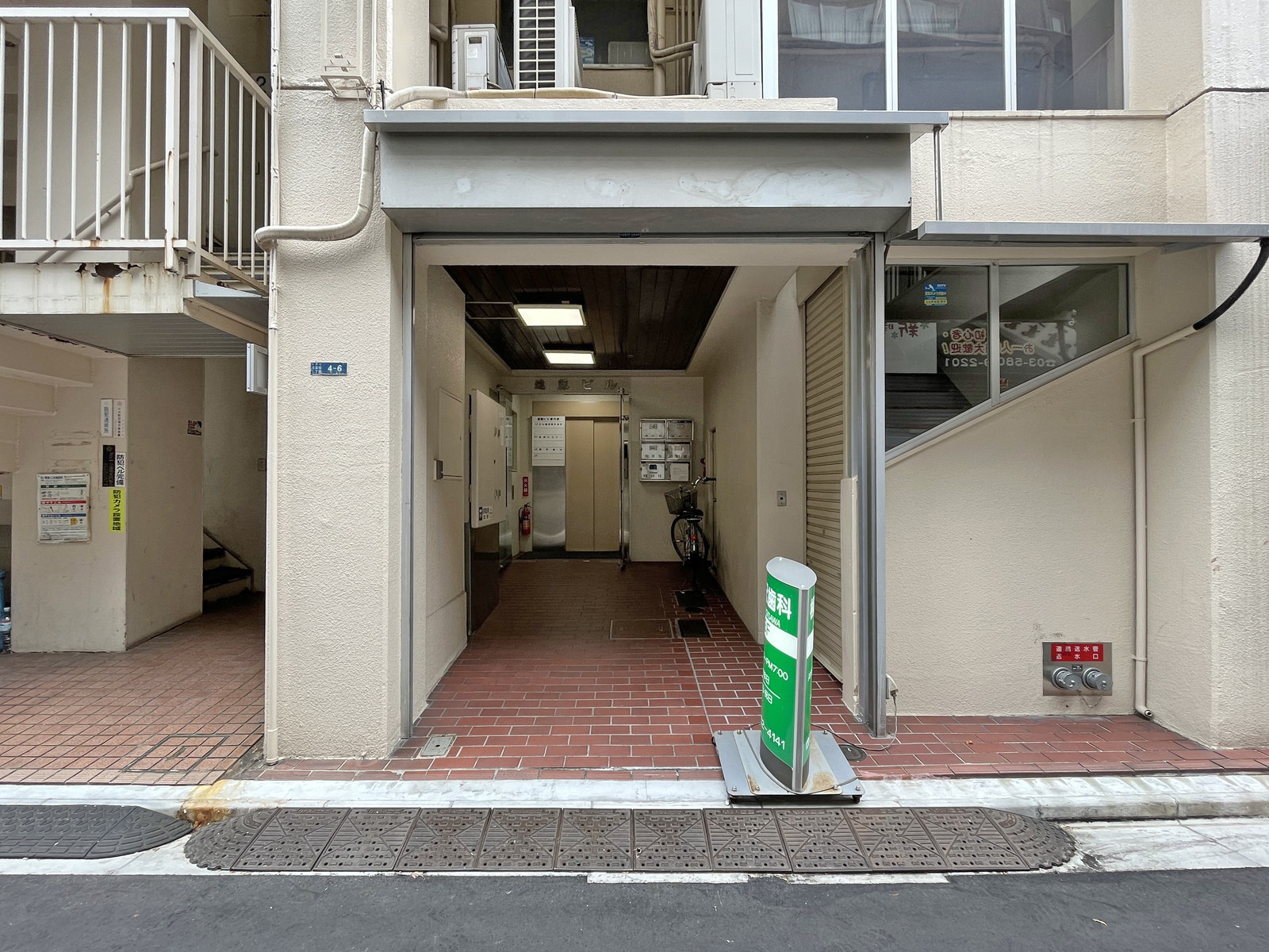オフィスビル出入り口