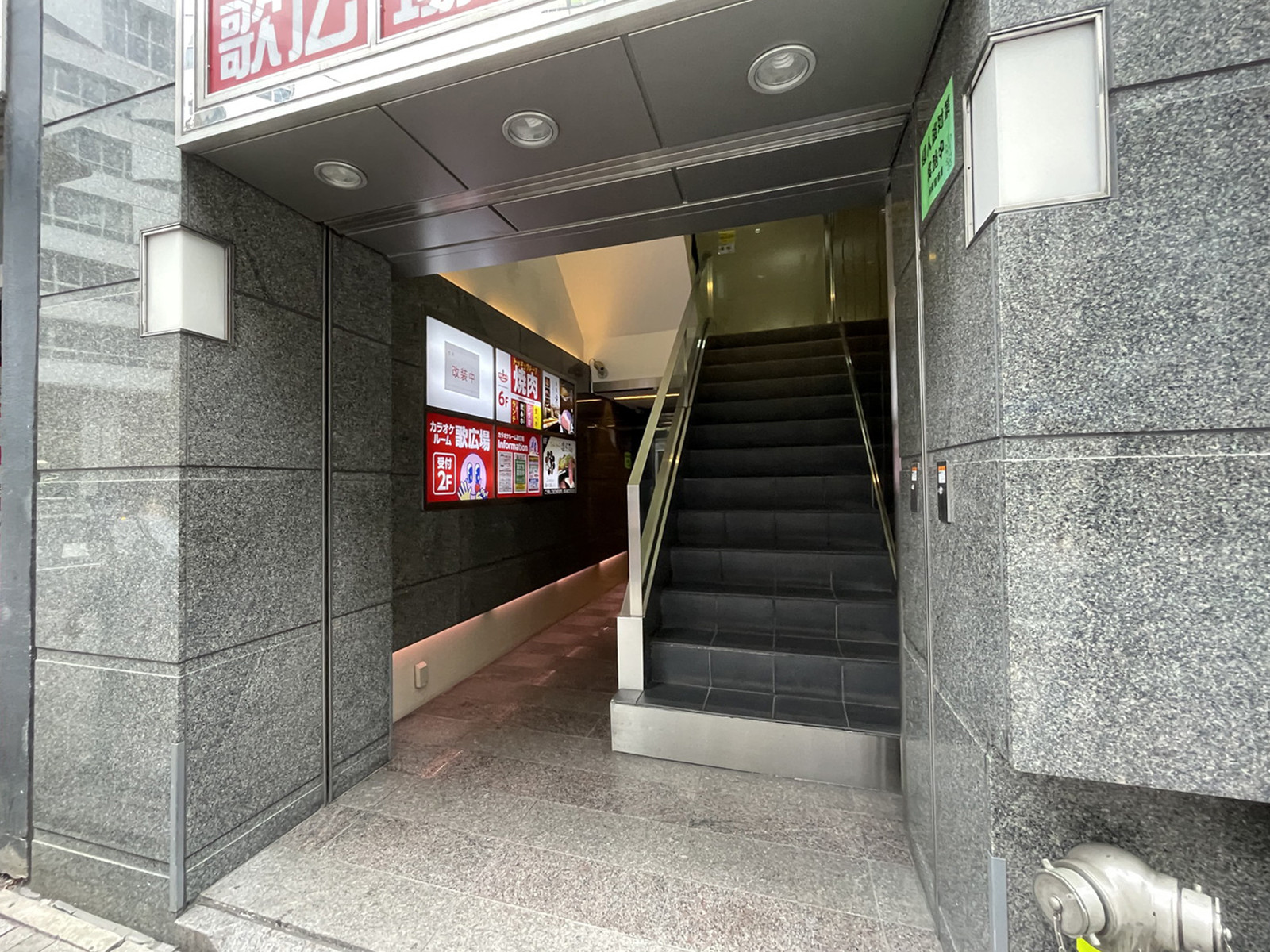 オフィスビル出入口