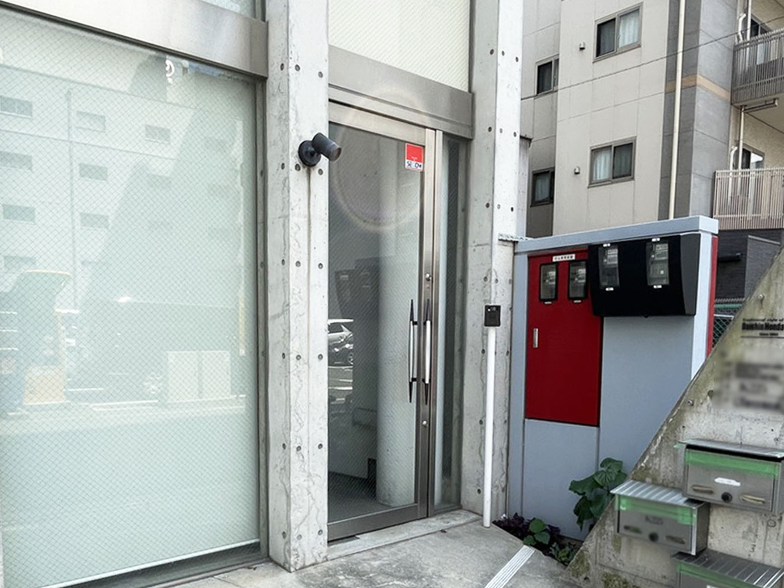オフィスビル出入口