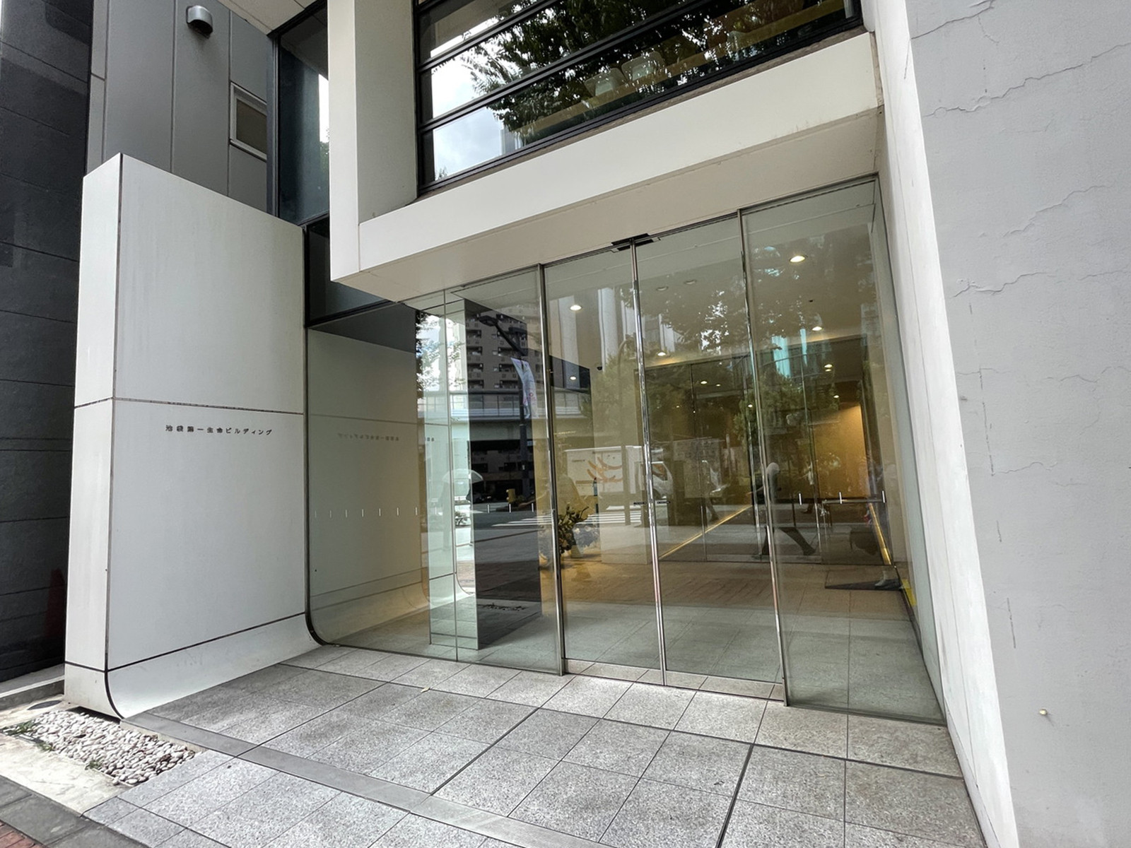 オフィスビル出入口