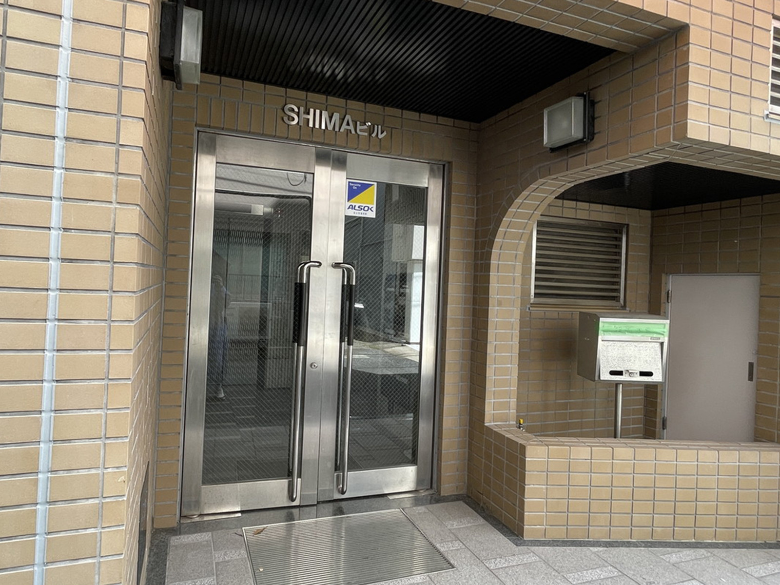 オフィスビル出入口