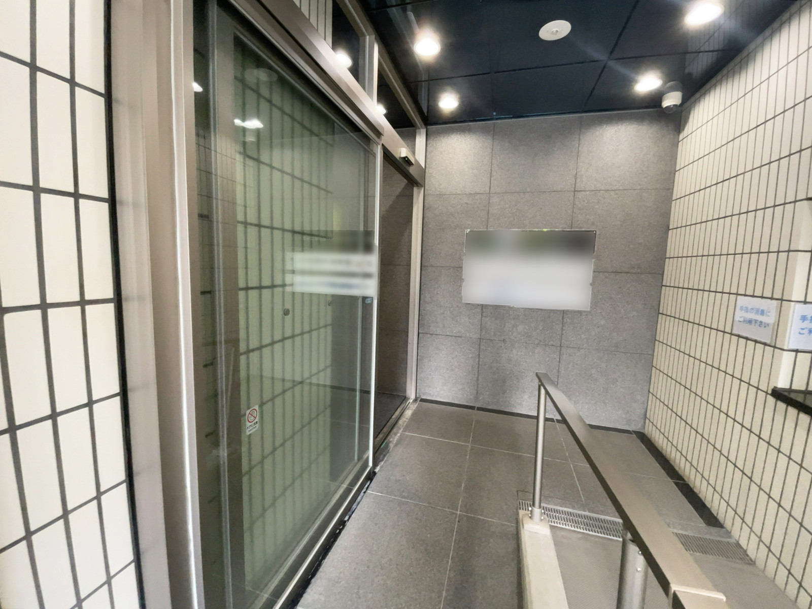 オフィスビル出入口
