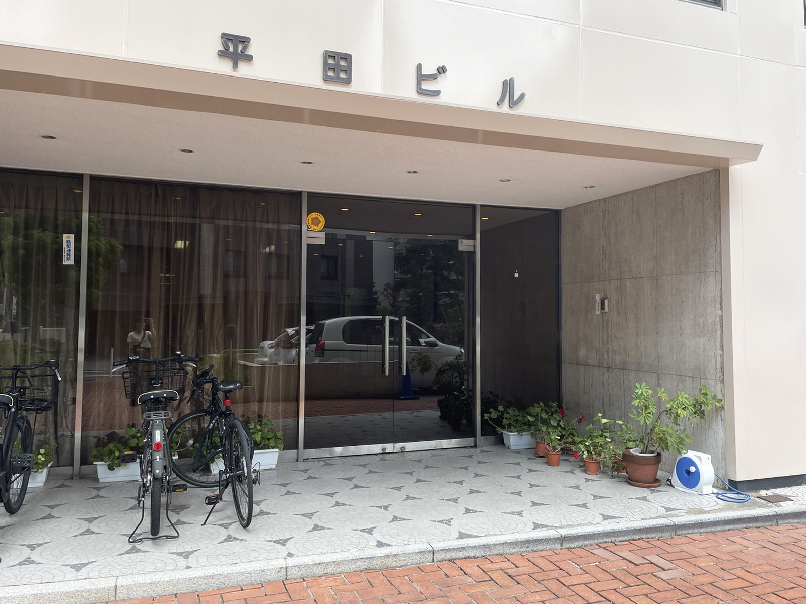 オフィスビル出入口