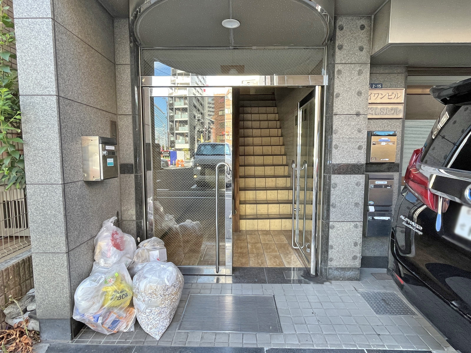 オフィスビル出入り口