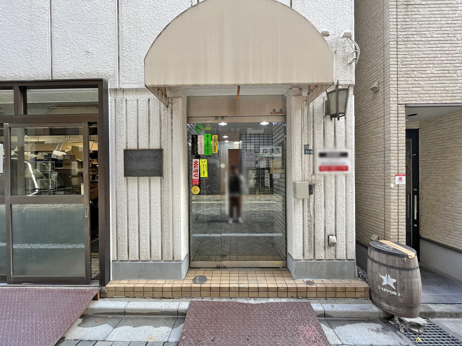 オフィスビル出入り口
