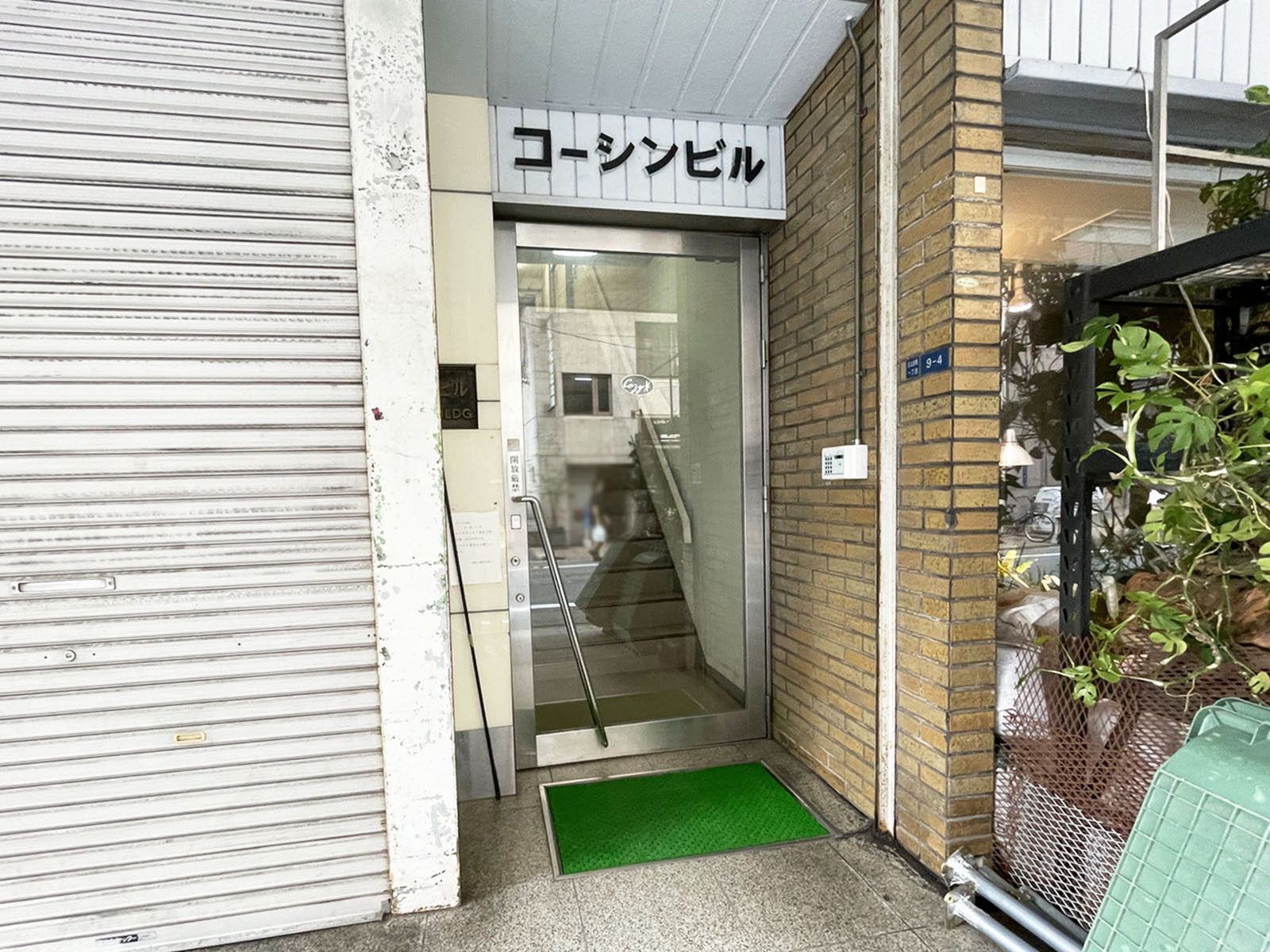 オフィスビル出入口