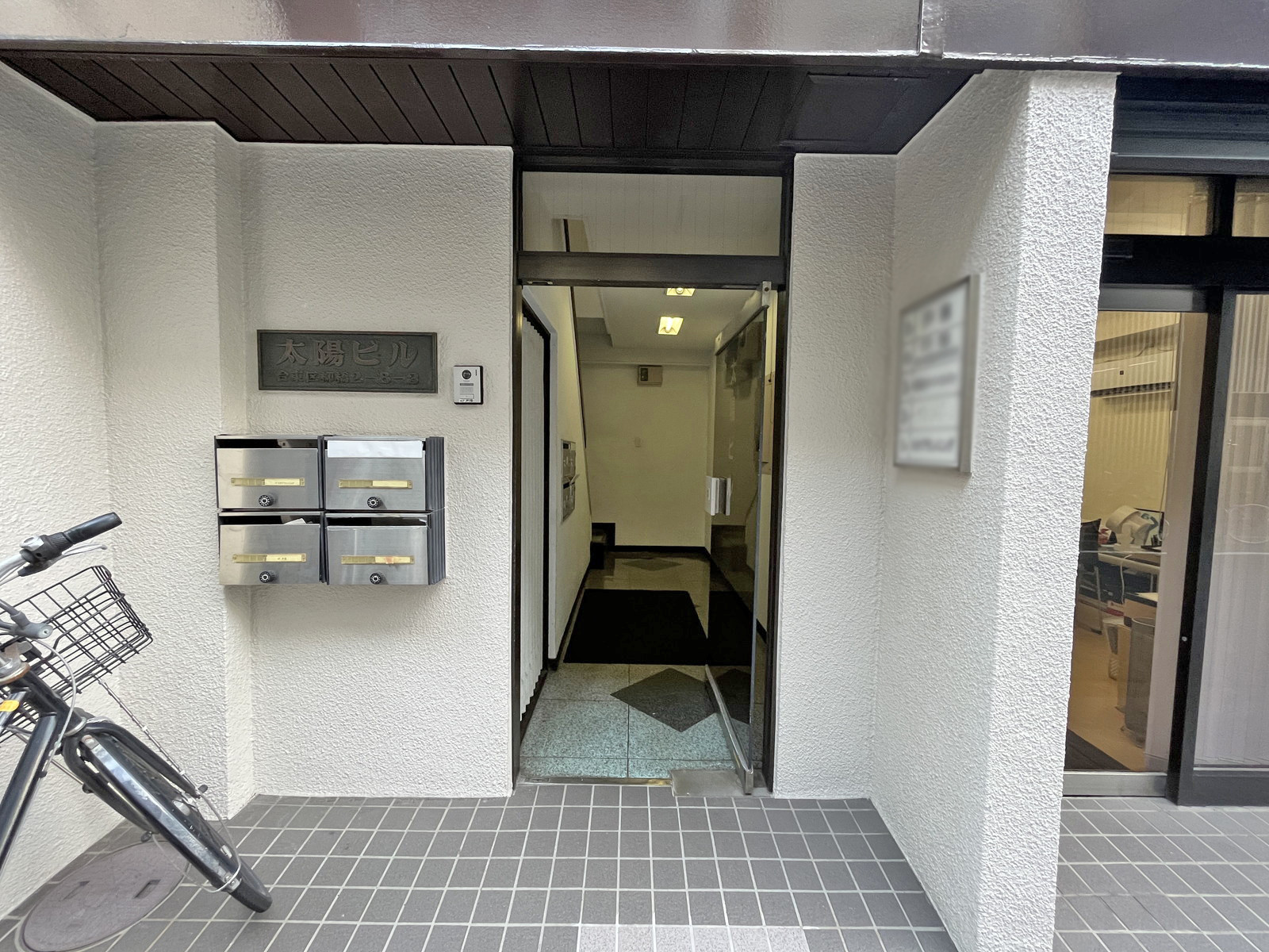 オフィスビル出入り口