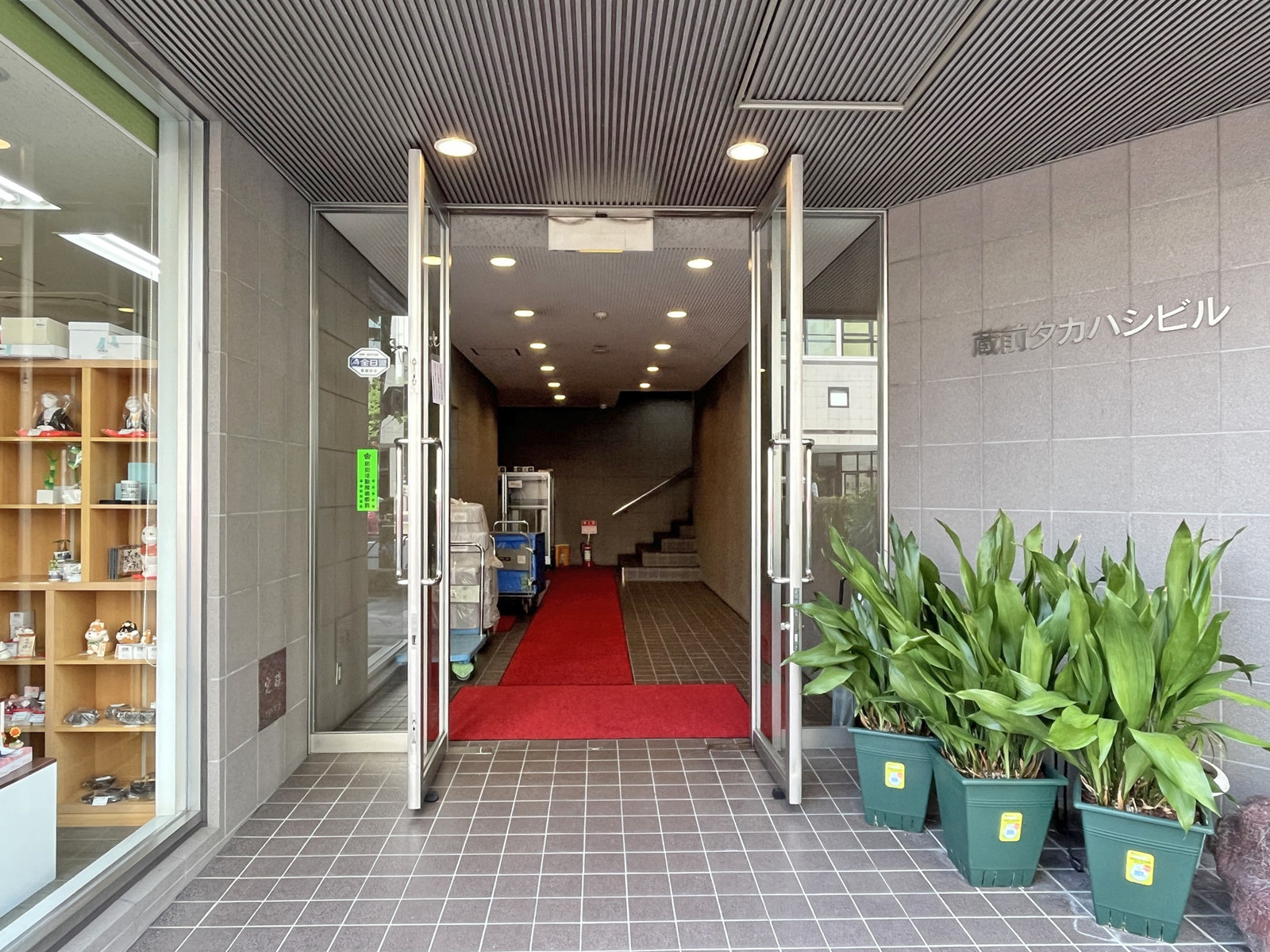 オフィスビル出入り口