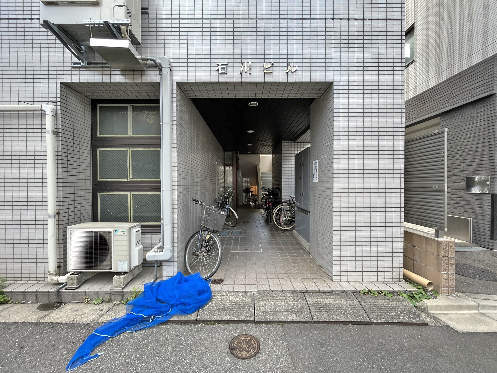 オフィスビル出入り口