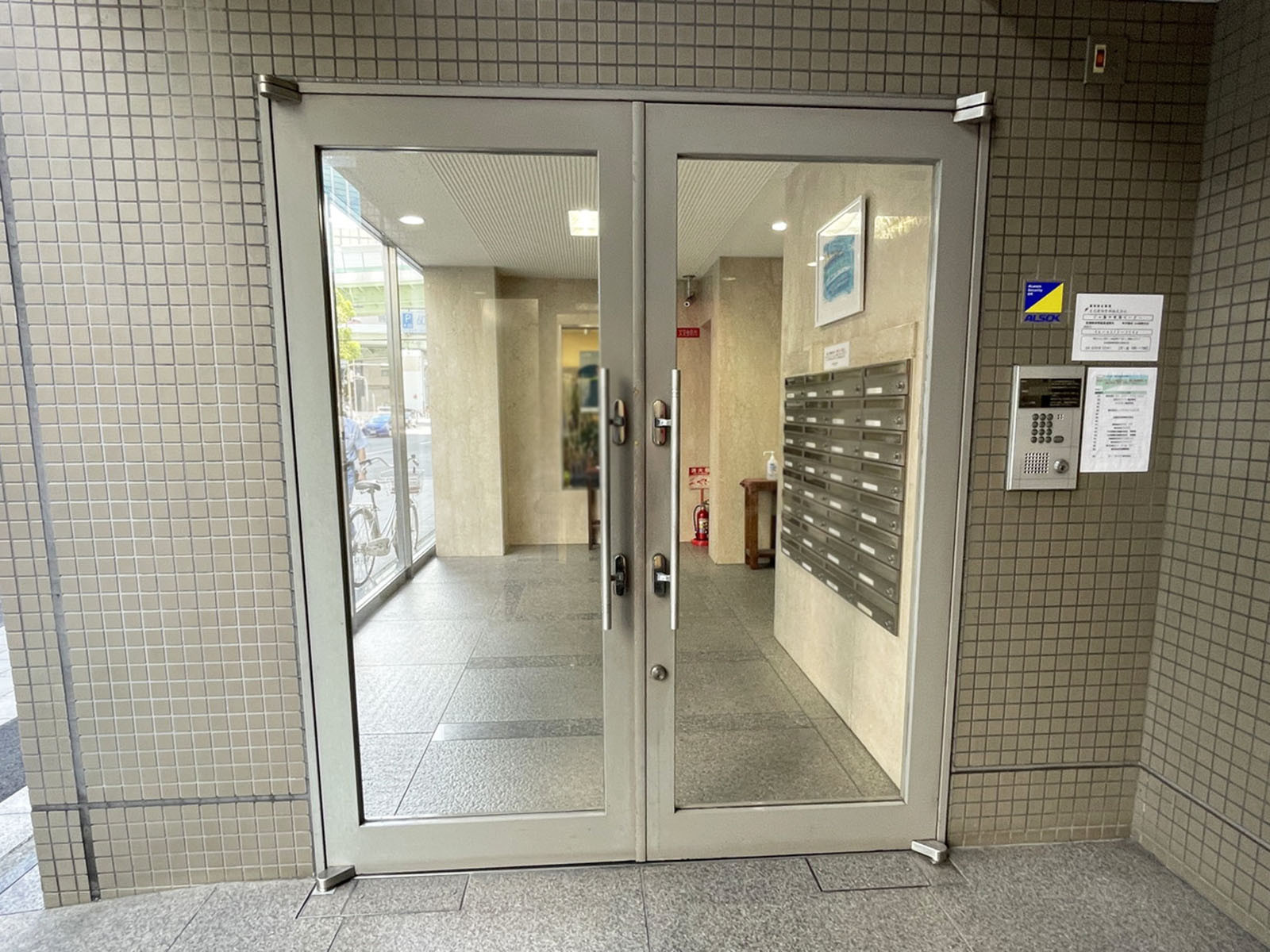 オフィスビル出入口